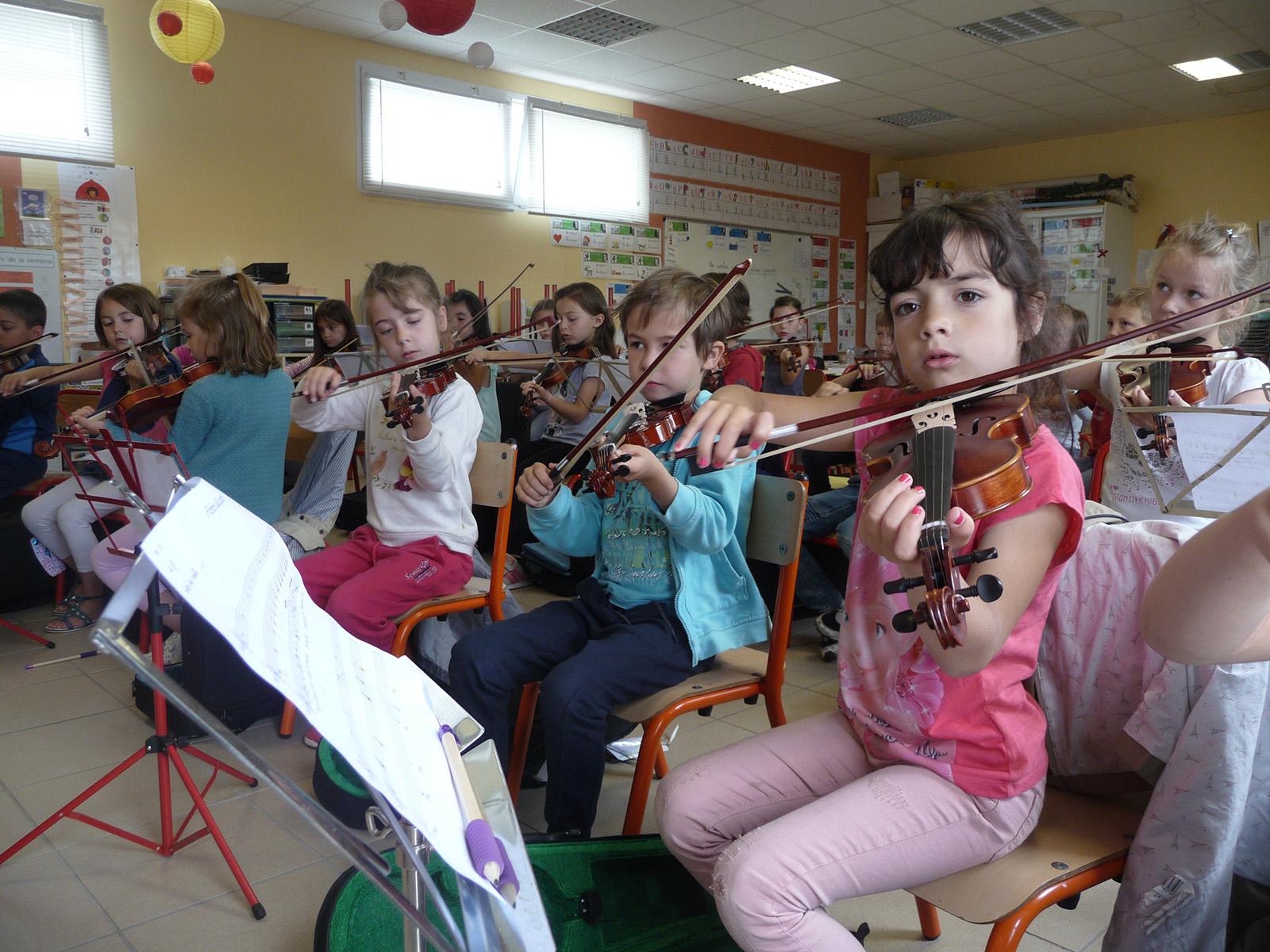 enfants qui jouent du violon