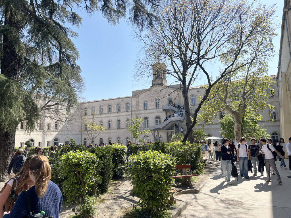 eca 428 initiatives lycee pages 32-33